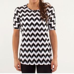 NWT Lululemon Devotion Short Sleeve Tee Arrow Chevron White Black Size 4